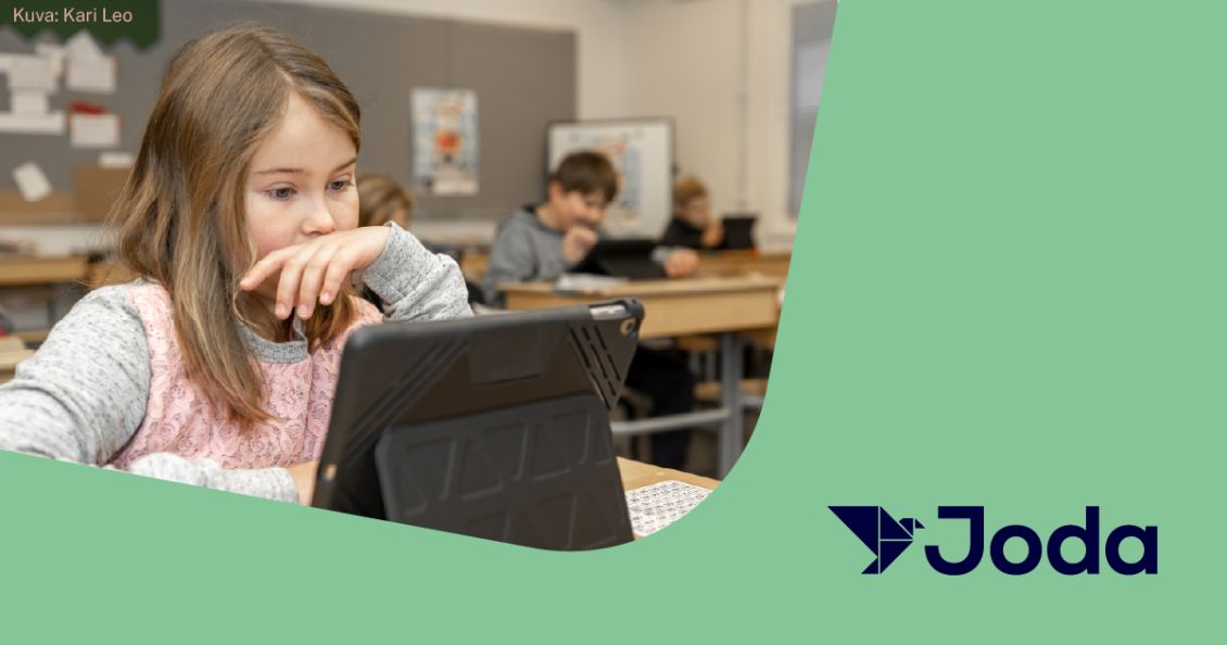 Jodan logo ja tyttö katsomassa tablettietokonetta.