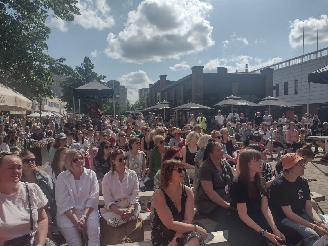 Kuva yleisöstä seuraamassa Karvin SuomiAreena-keskustelua.