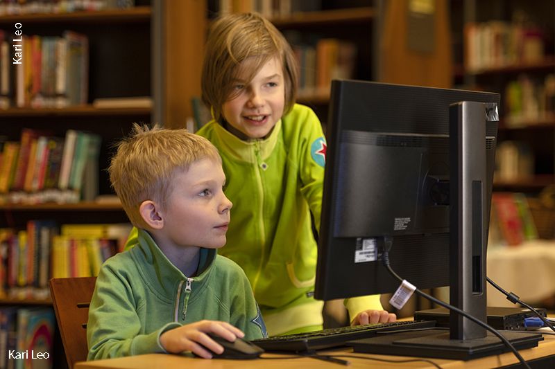 Kaksi lasta tietokoneella.