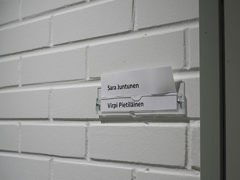 Nimilaput työhuoneen ovenpielessä.