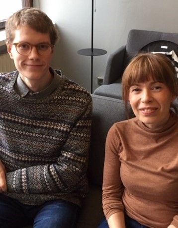 Kirjoittajat Tuomas ja Hanna.