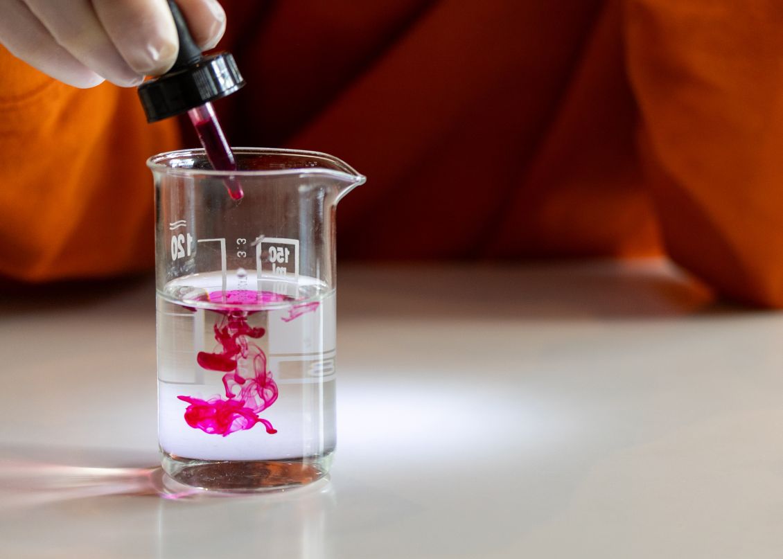 En elev blandar vätskor i miljöstudielektion.