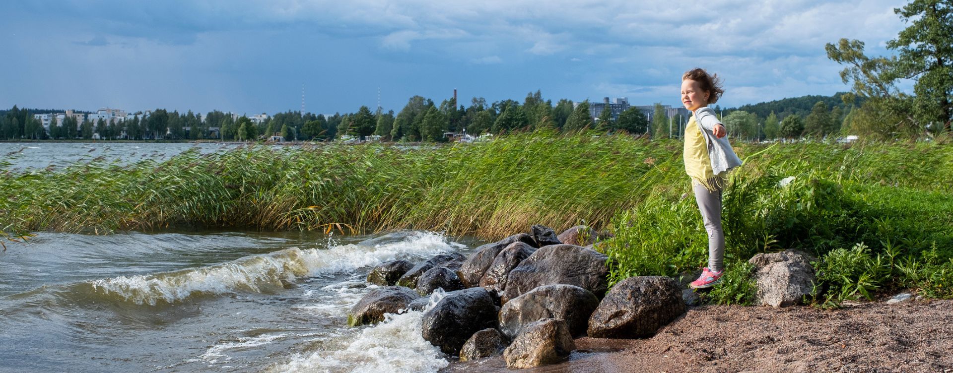 Lapsi rannalla.