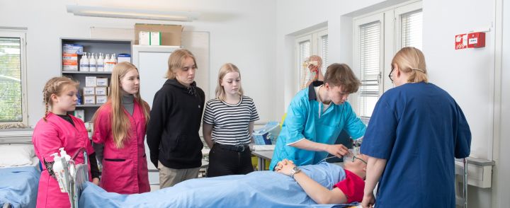 Sosiaali- ja terveysalan opiskelijoita harjoitusluokassa.