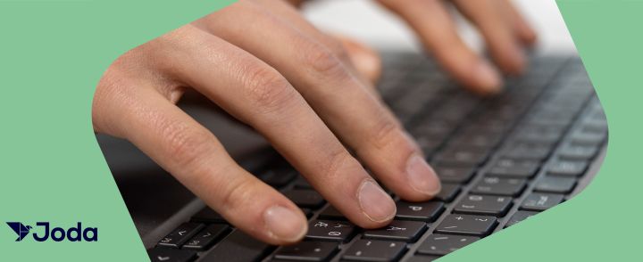 Oppilas kirjoittaa tietokoneella.