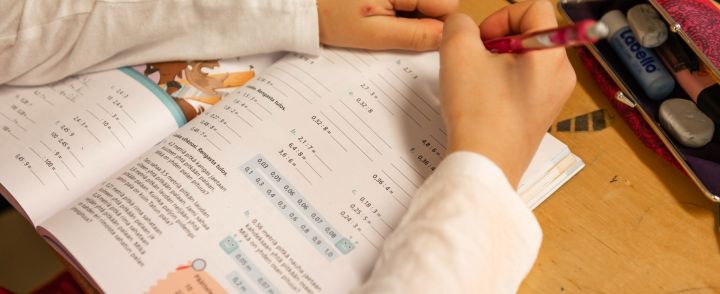 Oppilas matematiikantunnilla.