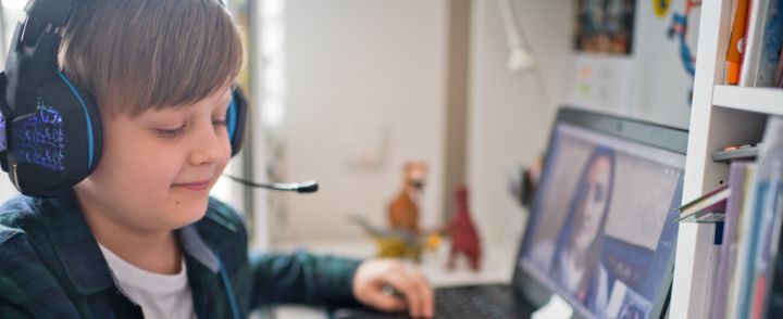Oppilas opiskelee tietokoneella.