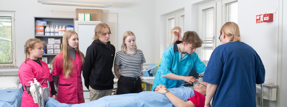 Sosiaali- ja terveysalan opiskelijoita harjoitusluokassa.