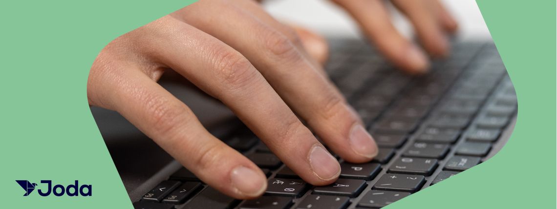 Oppilas kirjoittaa tietokoneella.