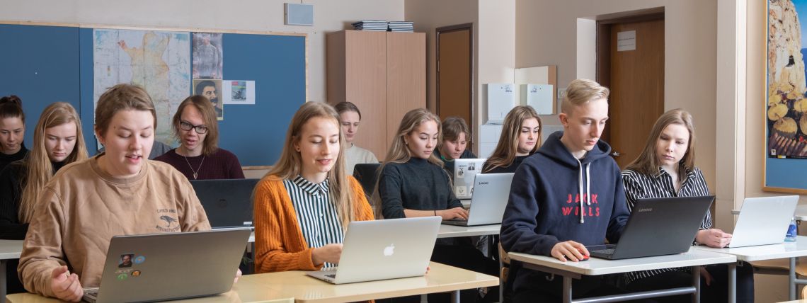 Lukiolaisia luokkahuoneessa