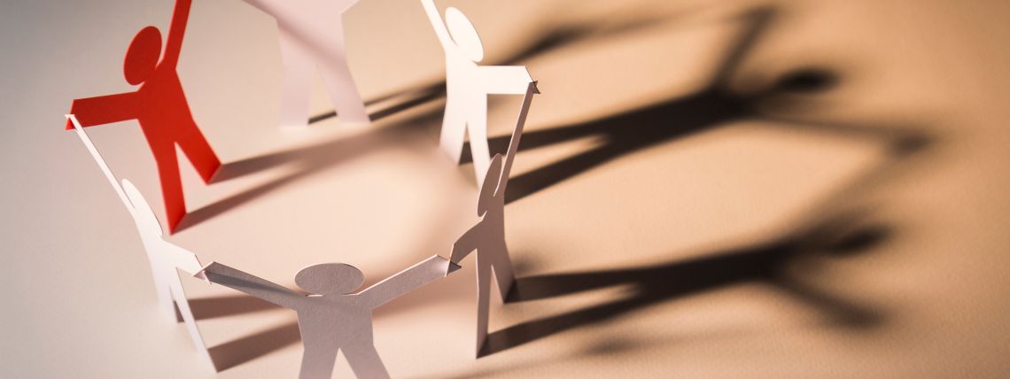 Viidestä valkoisesta ja yhdestä punaisesta paperiukosta muodostuva rinki.